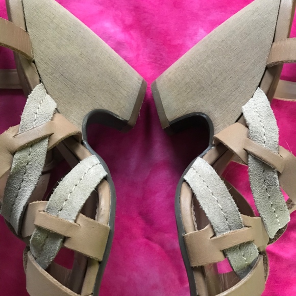 Tan sandals - Picture 7 of 7